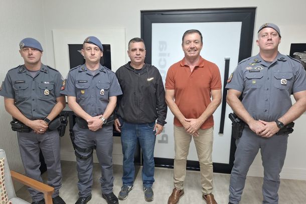 Capit&atilde;o Maestra (direita), acompanhando pelo tenente Beneti e cabo Machi, recepcionado na C&acirc;mara Municipal pelo presidente Feltrin e vereador Policial Faleiros