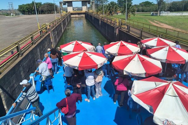 Idosos do CCI de Ara&ccedil;atuba passam o dia em passeio de barco pelo rio em Buritama