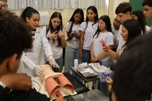 Estudantes s&atilde;o apresentados &agrave;s profiss&otilde;es