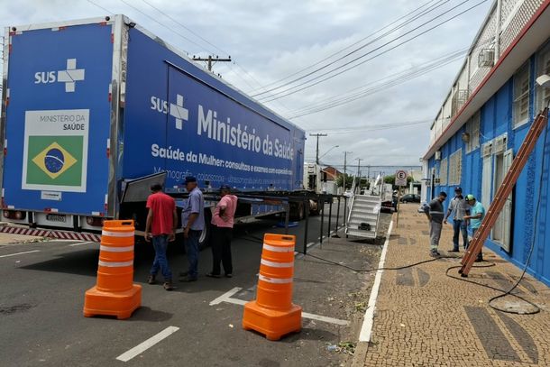 Profissionais est&atilde;o empenhados desde a manh&atilde; desta segunda-feira para efetuar instala&ccedil;&otilde;es necess&aacute;rias na carreta