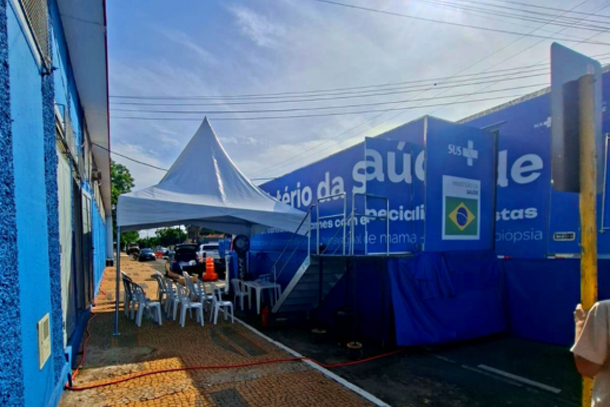 A carreta est&aacute; estacionada na avenida Cunha Cintra, em frente ao Gin&aacute;sio de Esportes Gigant&atilde;o Azul