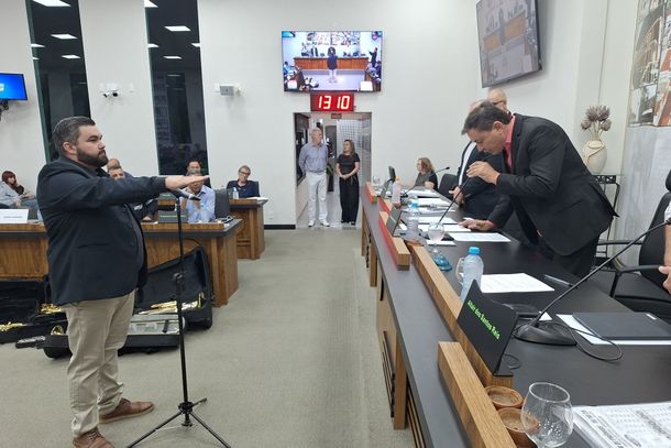 Diogo Corassa, empossado vereador atrav&eacute;s do presidente da C&acirc;mara Municipal, Carlos Alberto Feltrin