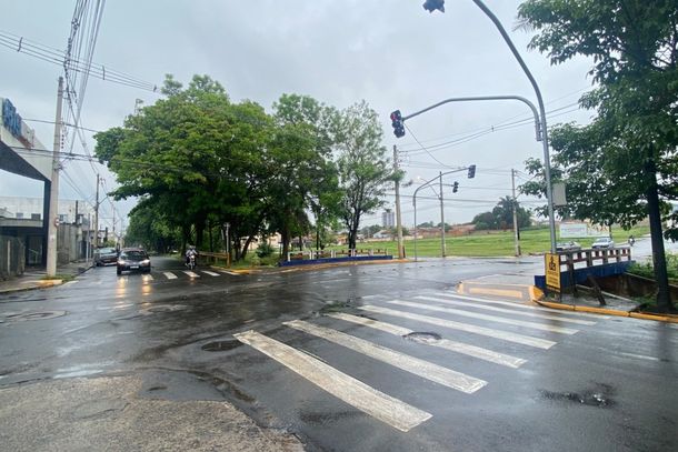 Sem&aacute;foro do cruzamento da Marginal Maria Chica com a Rua Gi&aacute;como Paro &eacute; um dos pontos apontados pelo vereador J&uacute;lio Caetano para revis&atilde;o de sistema