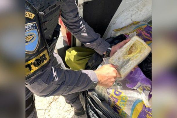 Apreens&atilde;o de mais de 400 kg de coca&iacute;na