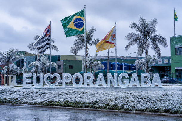 Frio e chuva marcaram o Dia das M&atilde;es em Porangaba neste domingo. 