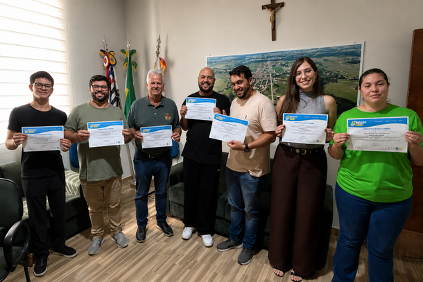 Equipe da Secretaria Municipal de Finan&ccedil;as de Porangaba durante capacita&ccedil;&atilde;o sobre a Reforma Tribut&aacute;ria e novos modelos de arrecada&ccedil;&atilde;o.