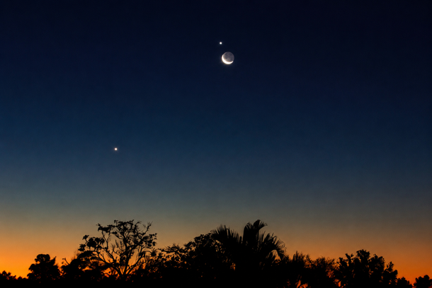 Um encontro especial no c&eacute;u.  A Lua crescente e o planeta V&ecirc;nus formaram uma bela composi&ccedil;&atilde;o no in&iacute;cio da noite desta quarta-feira (17), encantando quem parou alguns instantes para observar o c&eacute;u.