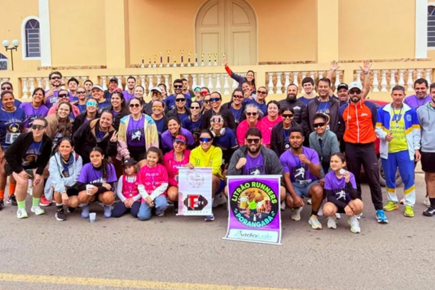 Integrantes do Litr&atilde;o Runners e do Projeto Seja Forte e Corajosa comemoram a conquista do trof&eacute;u de maior equipe na 1&ordf; Corrida de S&atilde;o Jo&atilde;o Batista, em Guare&iacute;, al&eacute;m de 14 p&oacute;dios conquistados pelos atletas.
