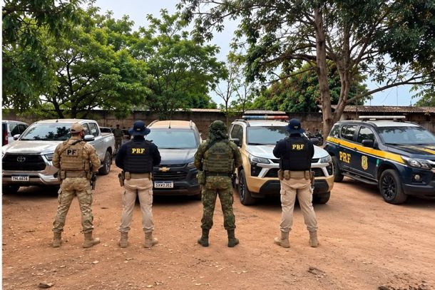 Comboio com ve&iacute;culos roubados &eacute; interceptado em RO; quatro envolvidos s&atilde;o levados &agrave; PF