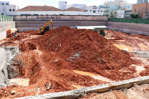 Canteiro de obras na Rua Comendador Jos&eacute; Garcia, ao lado da UPA 