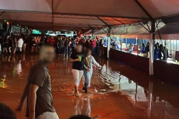 O piso das tendas e sanit&aacute;rios alagados foram algumas das muitas reclama&ccedil;&otilde;es 