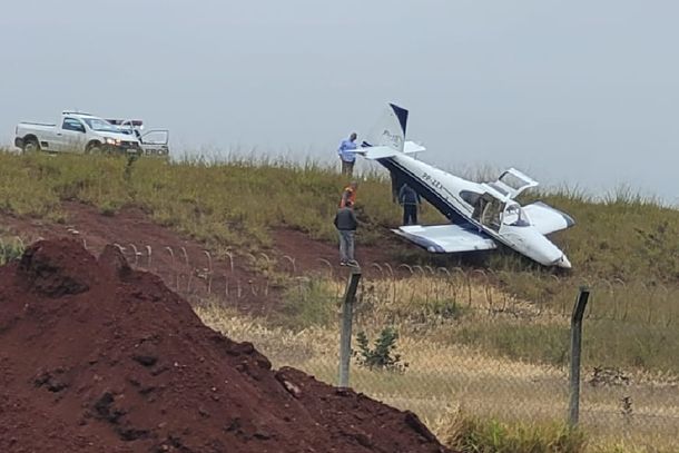 A aeronave de pequeno porte ultrapassou a pista de pouso e foi parar num barranco 