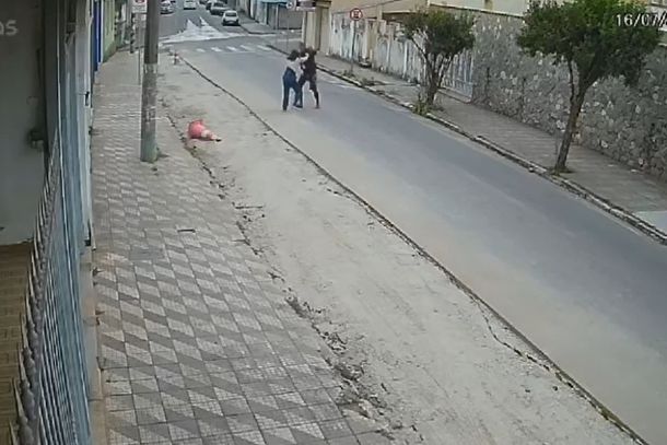 O ataque aconteceu ao final da tarde deste domingo (16), na Rua Silvestre Ferraz, &aacute;rea central da cidade 