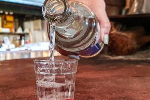A cacha&ccedil;a &eacute; uma bebida com uma carga simb&oacute;lica muito grande para a cultura e identidade brasileira 