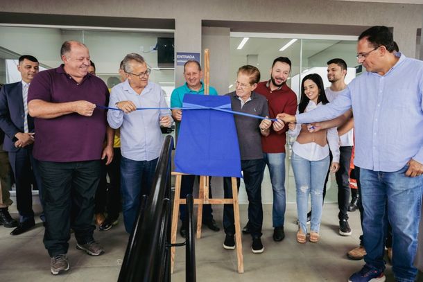  Corte da fita simb&oacute;lica marcando a entrega da obra de revitaliza&ccedil;&atilde;o do aeroporto 