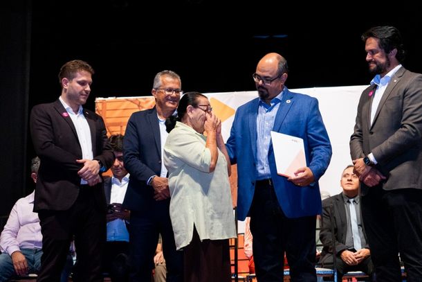 Entrega teve presen&ccedil;a do prefeito Coronel Dimas e do vice-governador Professor Mateus Sim&otilde;es 