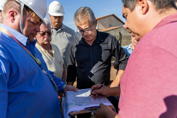Prefeito Coronel Dimas em visita ao local das obras 