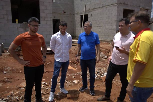Prefeito e vice visitaram o canteiro de obras na companhia de vereadores da base pol&iacute;tica na C&acirc;mara 