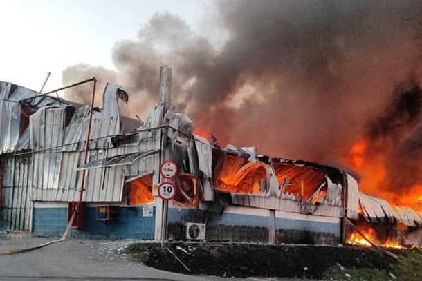 Bombeiros tiveram apoio da Defesa Civil e equipes de outras empresas para combater o fogo 