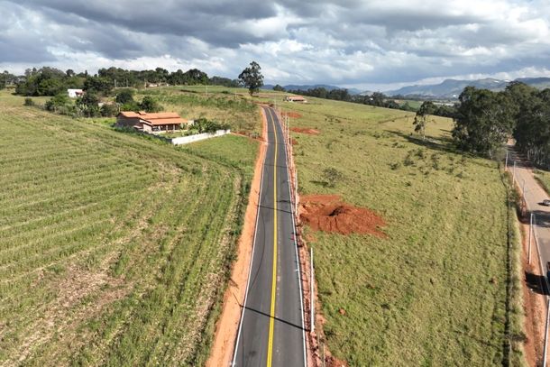 O asfaltamento da via de acesso garante seguran&ccedil;a vi&aacute;ria para os moradores do bairro rural 