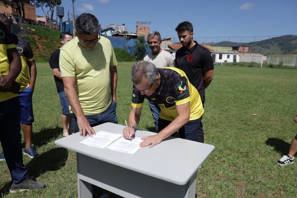 O prefeito Coronel Dimas assinou a ordem de servi&ccedil;o no local 