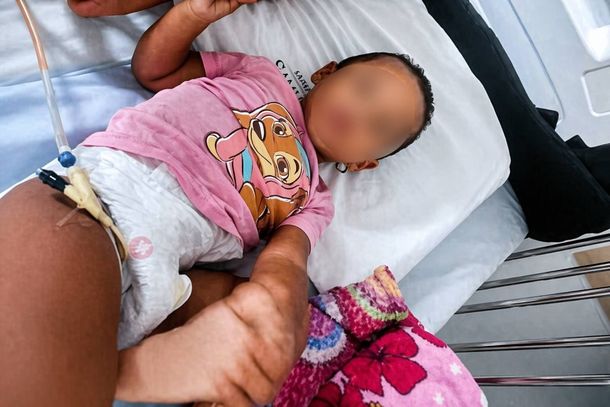 A pequena Cec&iacute;lia, de apenas 2 anos, est&aacute; em Pouso Alegre em busca de tratamento para um tumor na bexiga