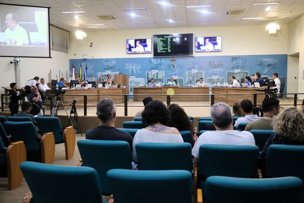 A sess&atilde;o acontece no Plen&aacute;rio da C&acirc;mara &agrave;s 18h e &eacute; aberta ao p&uacute;blico. 