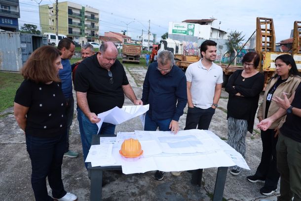 Acompanhado do vice Igor Tavares, presidente da C&acirc;mara Oliveira e vereadores da base, o prefeito Coronel Dimas Fonseca assinou a ordem de servi&ccedil;o no local 