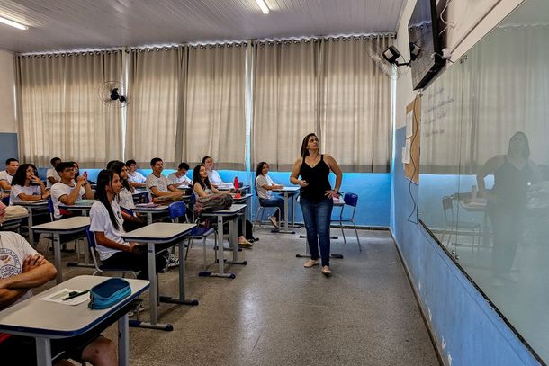 Aprovados v&atilde;o atuar temporariamente na rede de ensino