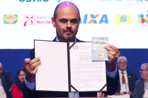 O governador Mateus Sim&otilde;es apresentou a proposta no Congresso da AMM 