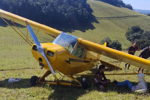 O avi&atilde;o de pequeno porte conseguiu aterrissar numa &aacute;rea de pasto com apenas pequenas avarias no trem de pouso 