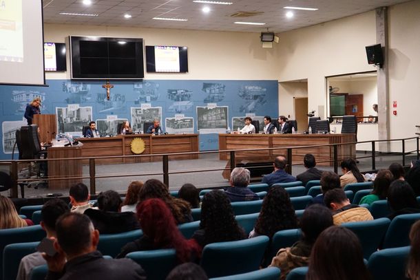 A confer&ecirc;ncia foi realizada no plen&aacute;rio da C&acirc;mara Municipal 