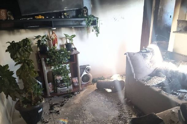 M&oacute;veis e equipamentos foram destru&iacute;dos pelo fogo 