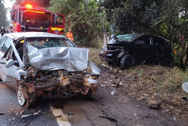 Apesar dos esfor&ccedil;os das equipes de resgate, duas passageiras do Onix morreram ainda no local