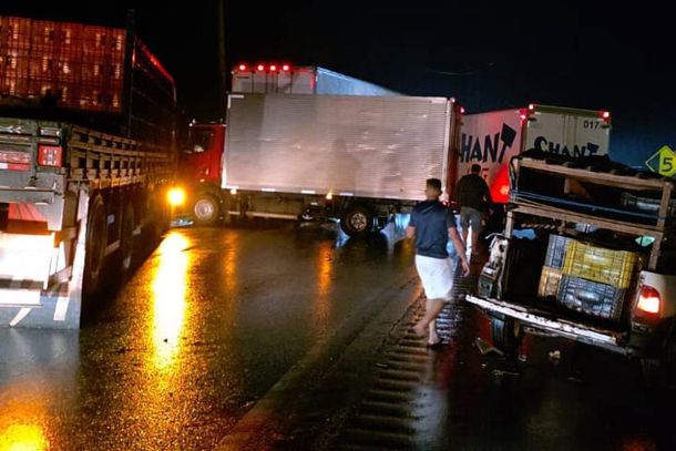 Carretas, caminh&otilde;es e autom&oacute;veis se envolveram em engavetamentos durante a madrugada 