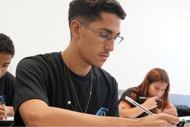 Aulas preparat&oacute;rias s&atilde;o gratuitas e ao vivo para os estudantes que v&atilde;o enfrentar o Enem em novembro 