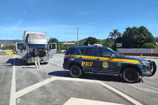 Em pleno final de feriado prolongado, com o fluxo intenso de ve&iacute;culos na rodovia, o flagrante de irresponsabilidade 
