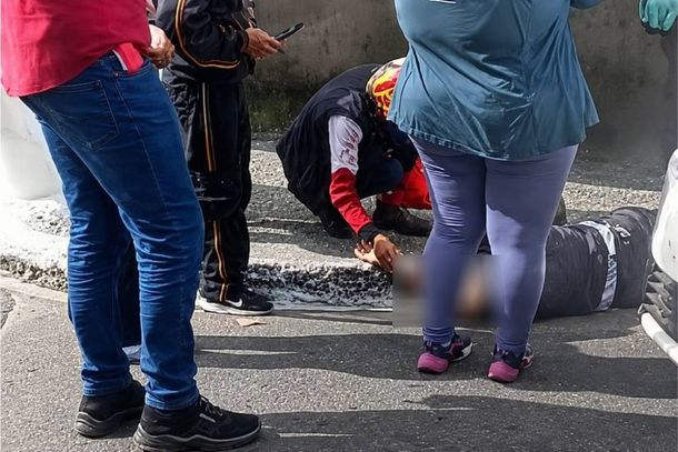 Imagens mostram o idoso parado na cal&ccedil;ada de uma rua transversal. Em seguida ele tentando fazer a travessia 