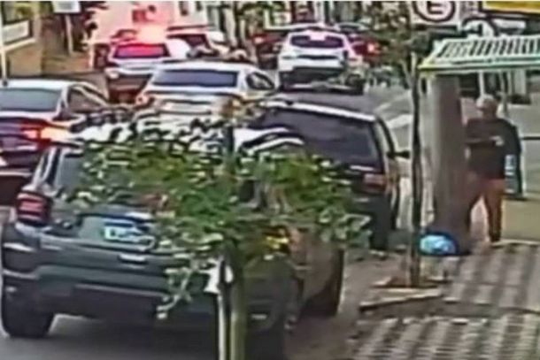 Apesar da presen&ccedil;a frequente de policiais nas imedia&ccedil;&otilde;es, o homem disfar&ccedil;a e retira o autom&oacute;vel sem ningu&eacute;m perceber 