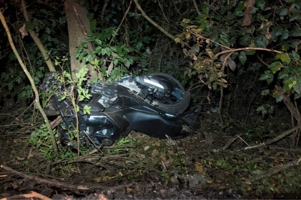 A moto foi parar no fundo do barranco 