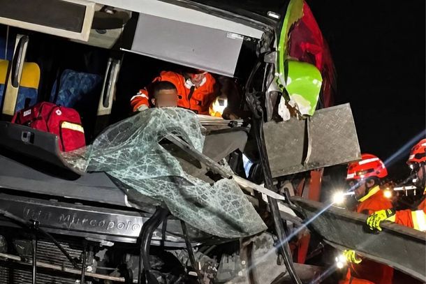 O condutor do &ocirc;nibus ficou preso &agrave;s ferragens e precisou ser retirado pelas equipes de resgate da concession&aacute;ria Motiva Minas-SP e do Corpo de Bombeiros Militar, com o aux&iacute;lio de equipamentos de desencarceramento