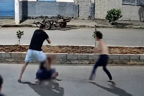 Imagens mostram a mulher sendo agredida pelo casal em plena via p&uacute;blica, mas a v&iacute;tima negou as agress&otilde;es  