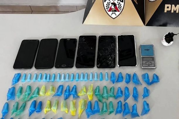 Pinos contendo coca&iacute;na, crack e maconha estavam armazenados na resid&ecirc;ncia da traficante 