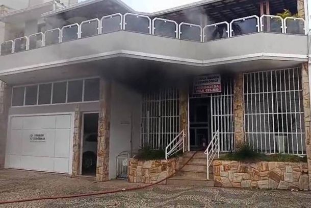 A cl&iacute;nica localizada na &aacute;rea central da cidade, onde ocorreu o princ&iacute;pio de inc&ecirc;ndio 