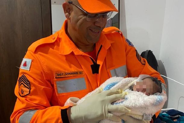 O rec&eacute;m-nascido recebeu os primeiros cuidados da equipe do Corpo de Bombeiros ainda na resid&ecirc;ncia da fam&iacute;lia, antes de ser levado ao hospital com a m&atilde;e