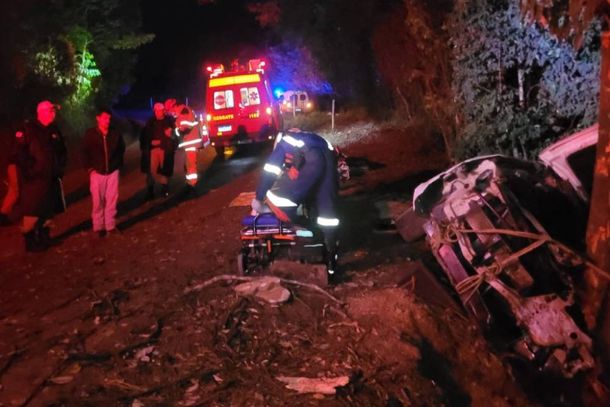 O autom&oacute;vel saiu da pista e capotou em uma ribanceira, ficando apoiado em uma &aacute;rvore e em situa&ccedil;&atilde;o inst&aacute;vel