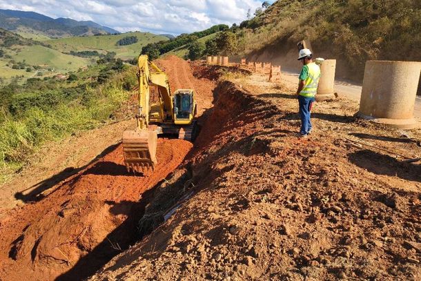 Obras na MGC-383 restringem o tr&aacute;fego entre as duas cidades sl-mineiras 