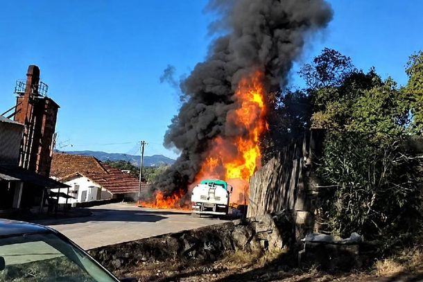 Equipe de bombeiros agiu r&aacute;pido, impedindo a propaga&ccedil;&atilde;o do fogo 