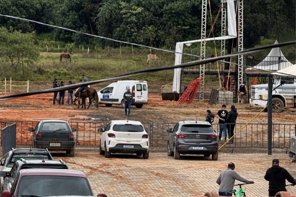 O acidente aconteceu por volta das 14h, na pra&ccedil;a de eventos da cidade