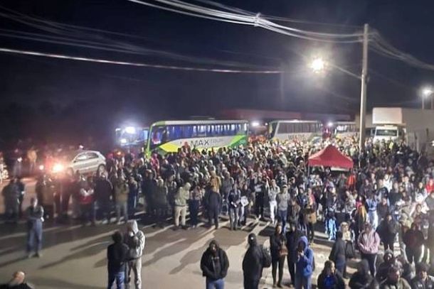 Trabalhadores estiveram reunidos em protesto na frente da unidade da Midea em Pouso Alegre 